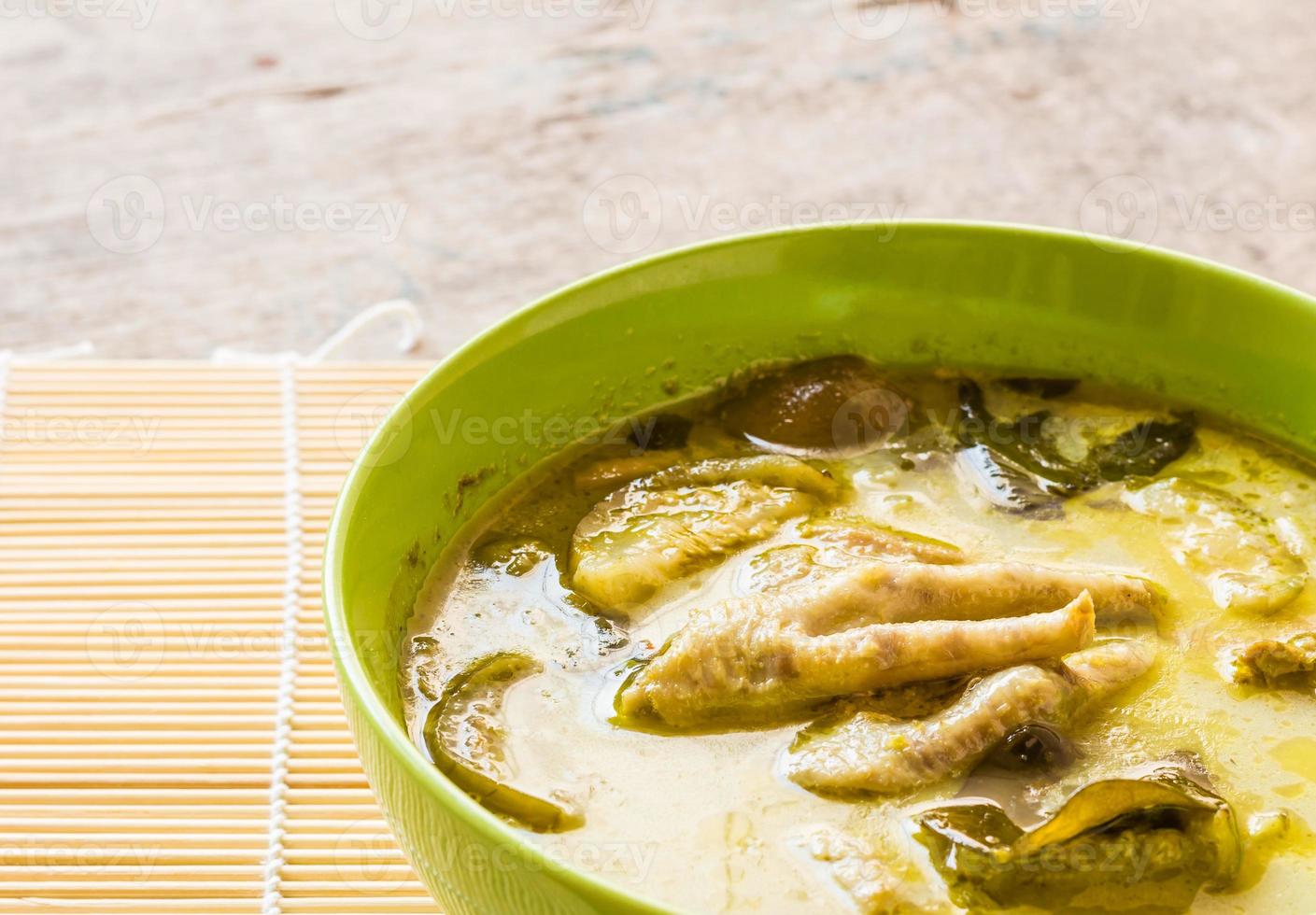 caril de frango verde tailandês na tigela foto