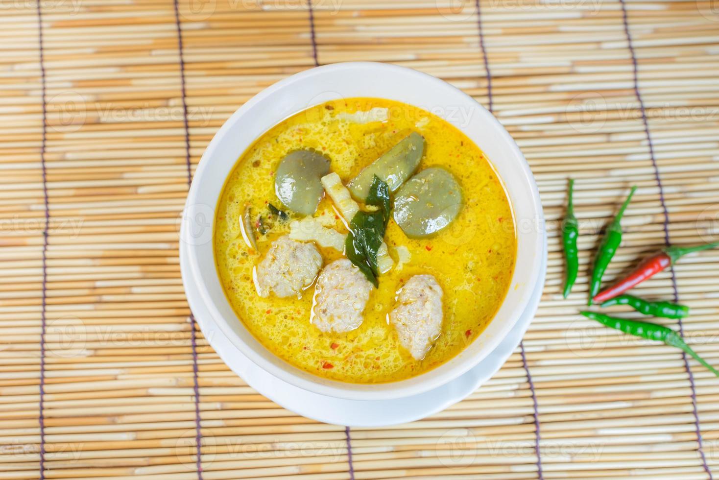 curry de bola de porco verde, cozinha tailandesa foto