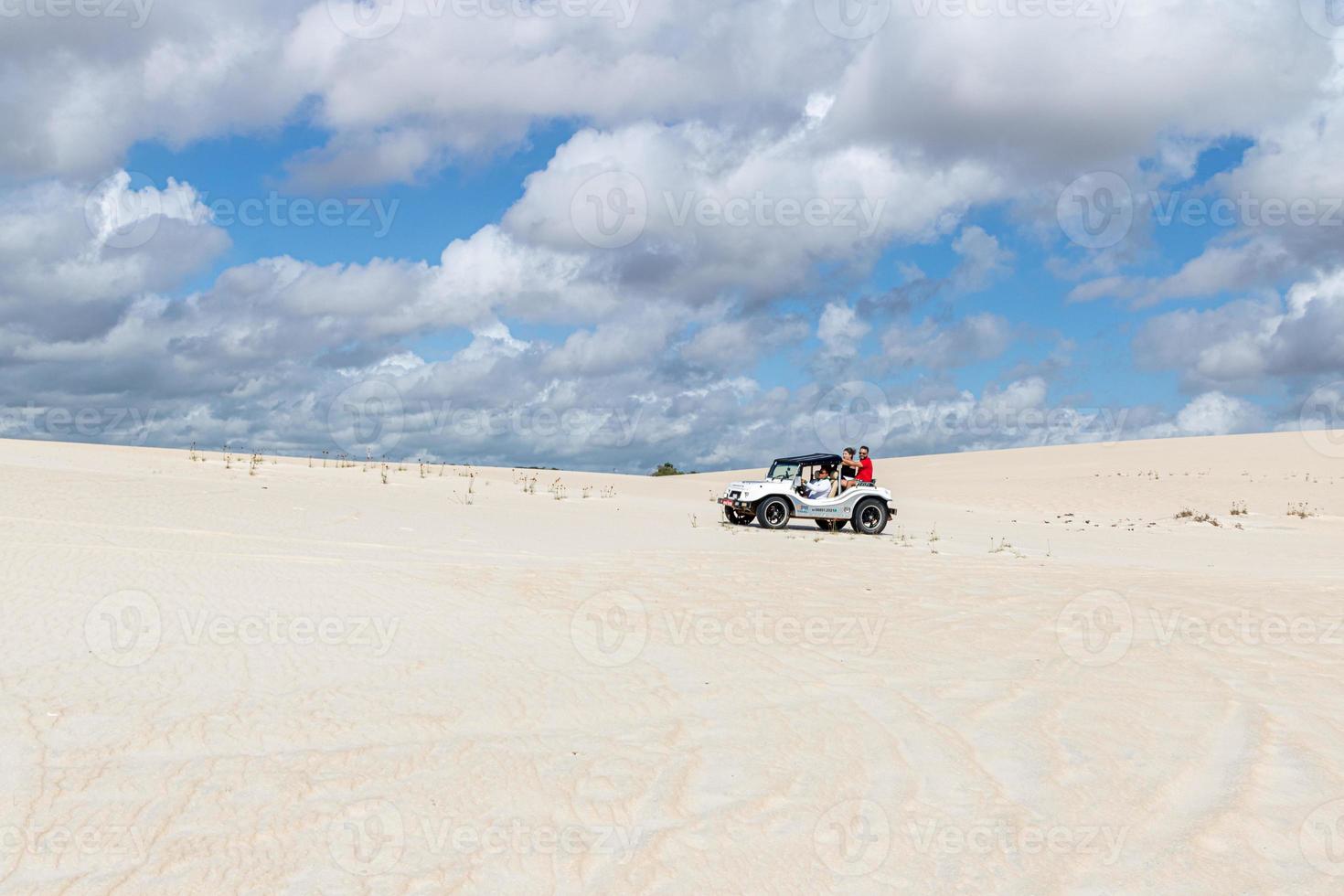 natal, brasil, maio de 2019 - carro de buggy nas areias foto