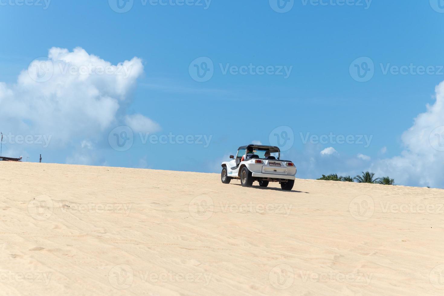 natal, brasil, maio de 2019 - carro de buggy nas areias foto