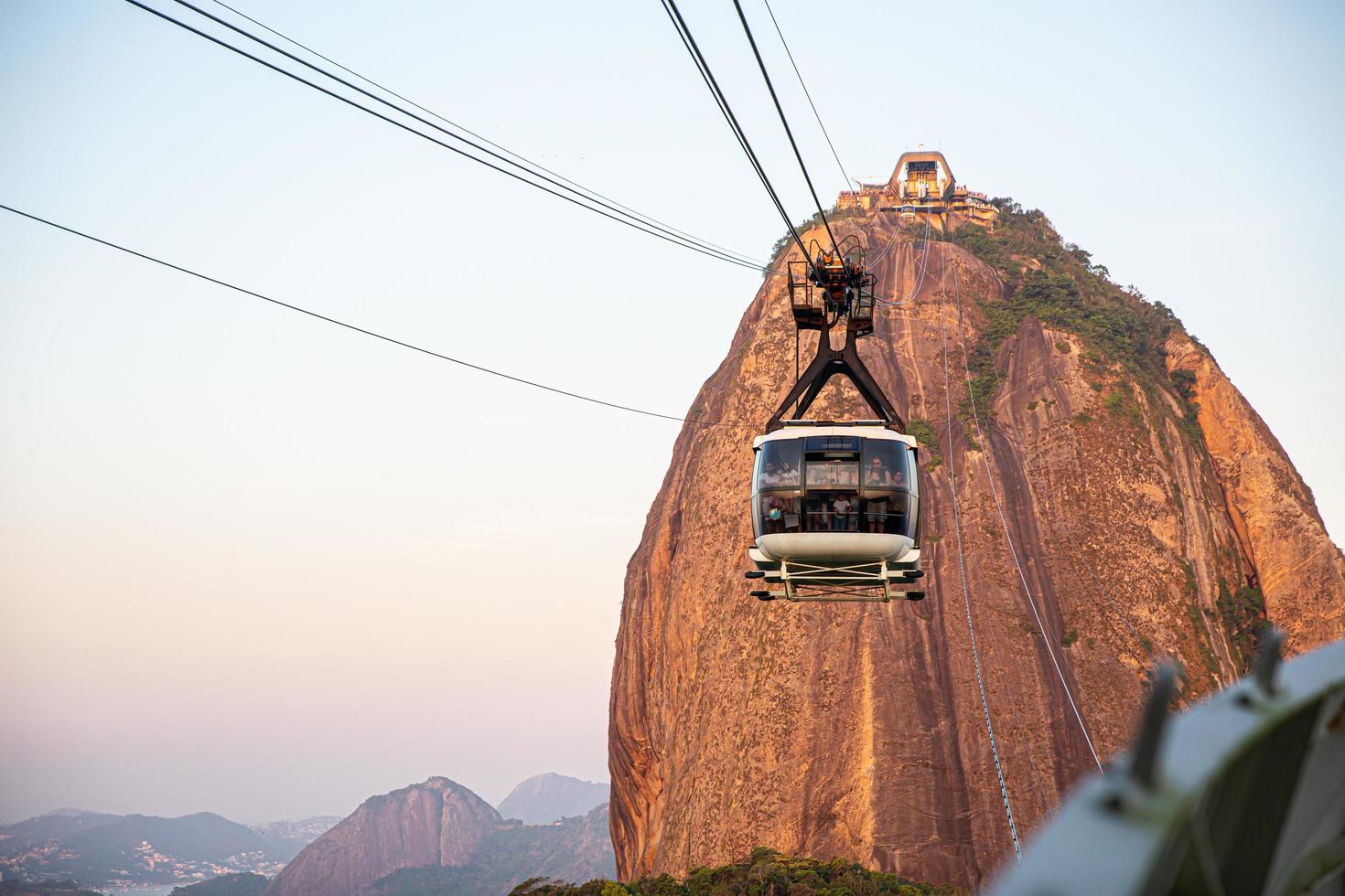 rio de janeiro, brasil, outubro de 2019 - teleférico na montanha do pão de açúcar, vista da paisagem urbana do rio e teleférico do pão de açúcar. foto