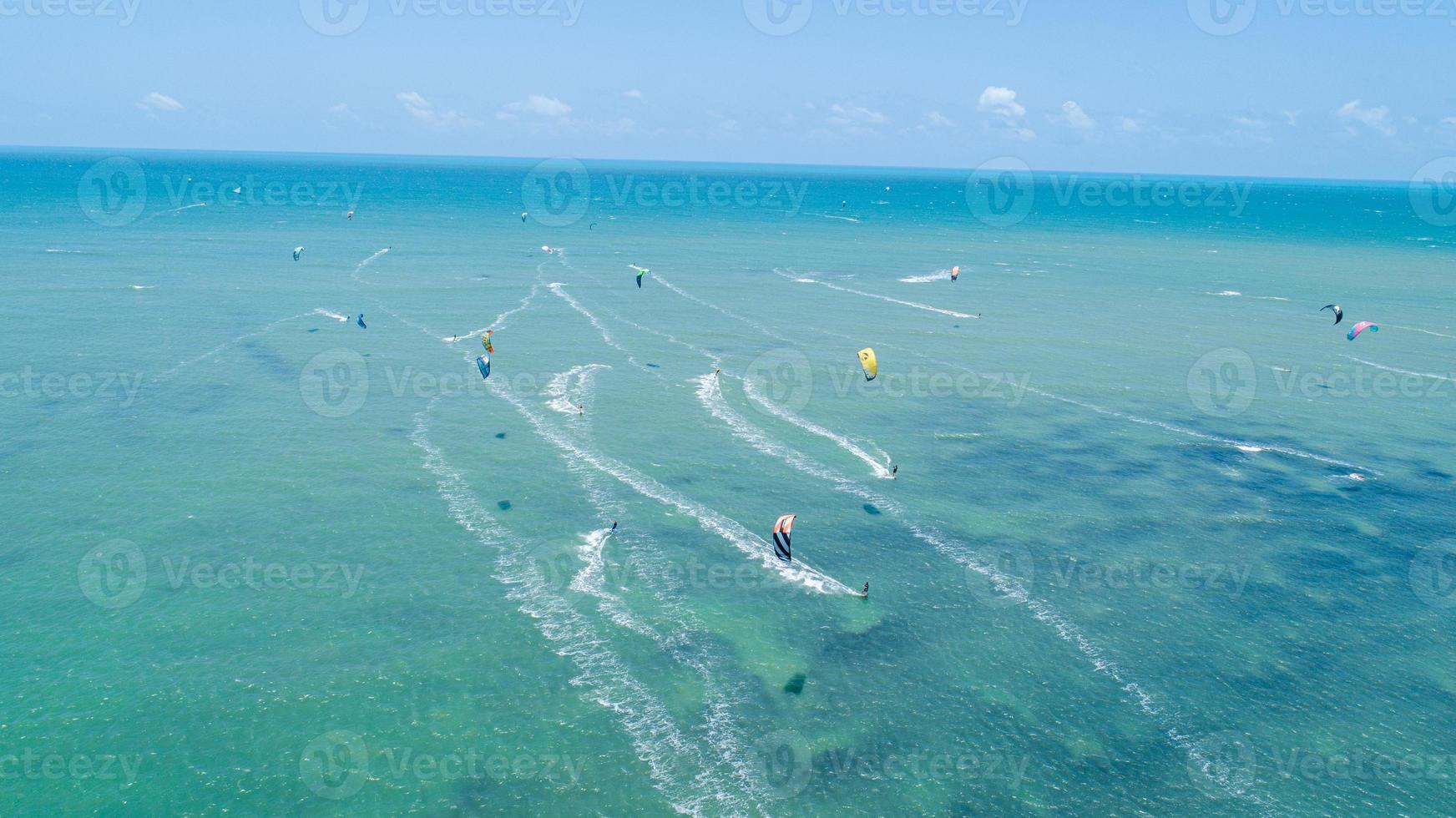 praia do cumbuco, lugar famoso perto de fortaleza, ceara, brasil. vista aérea. praia do cumbuco cheia de praticantes de kitesurf. lugares mais populares para a prática de kitesurf no brasil, os ventos são bons o ano todo. foto