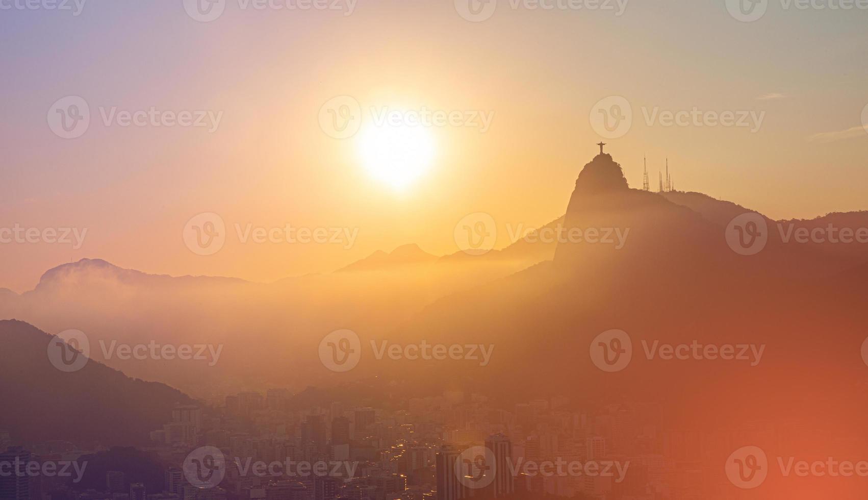 arte de fundo do rio de janeiro. pão de açúcar, corcovado, cristo redentor e baía de guanabara, rio de janeiro, brasil foto