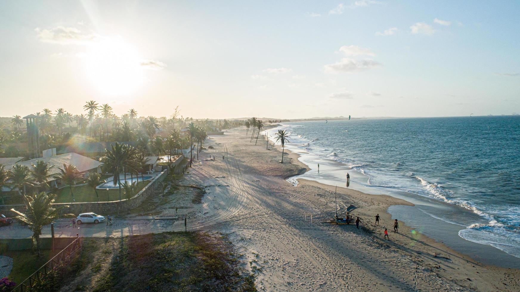 cumbuco, ceara, brasil, setembro de 2019 - dia ensolarado na praia de cumbuco foto