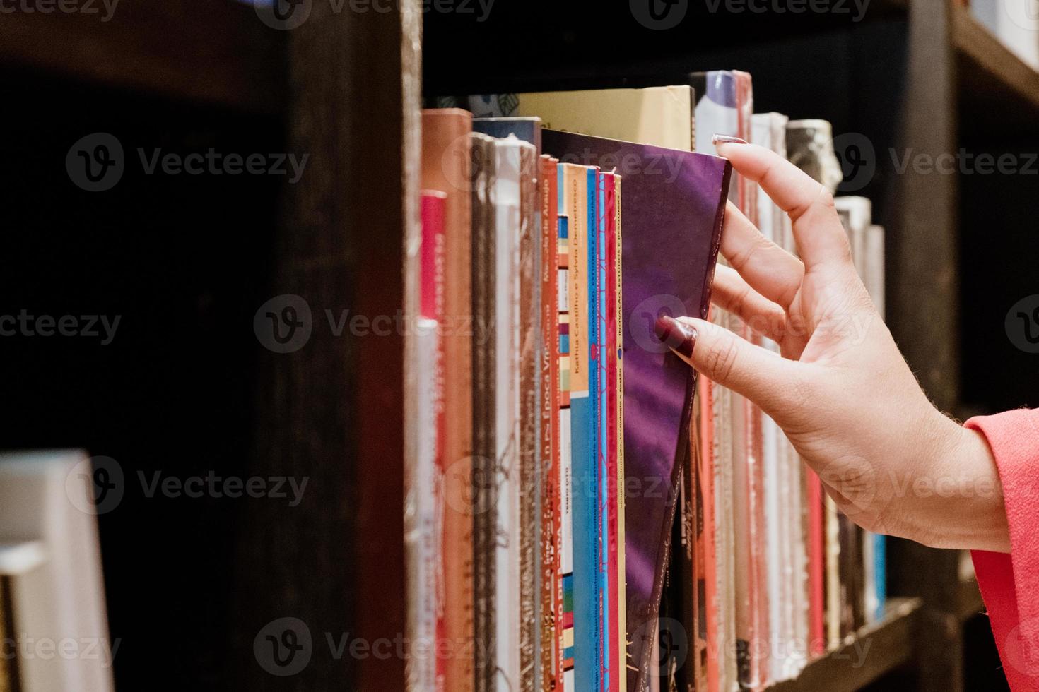 jovem mulher africana comprando livros em uma livraria foto