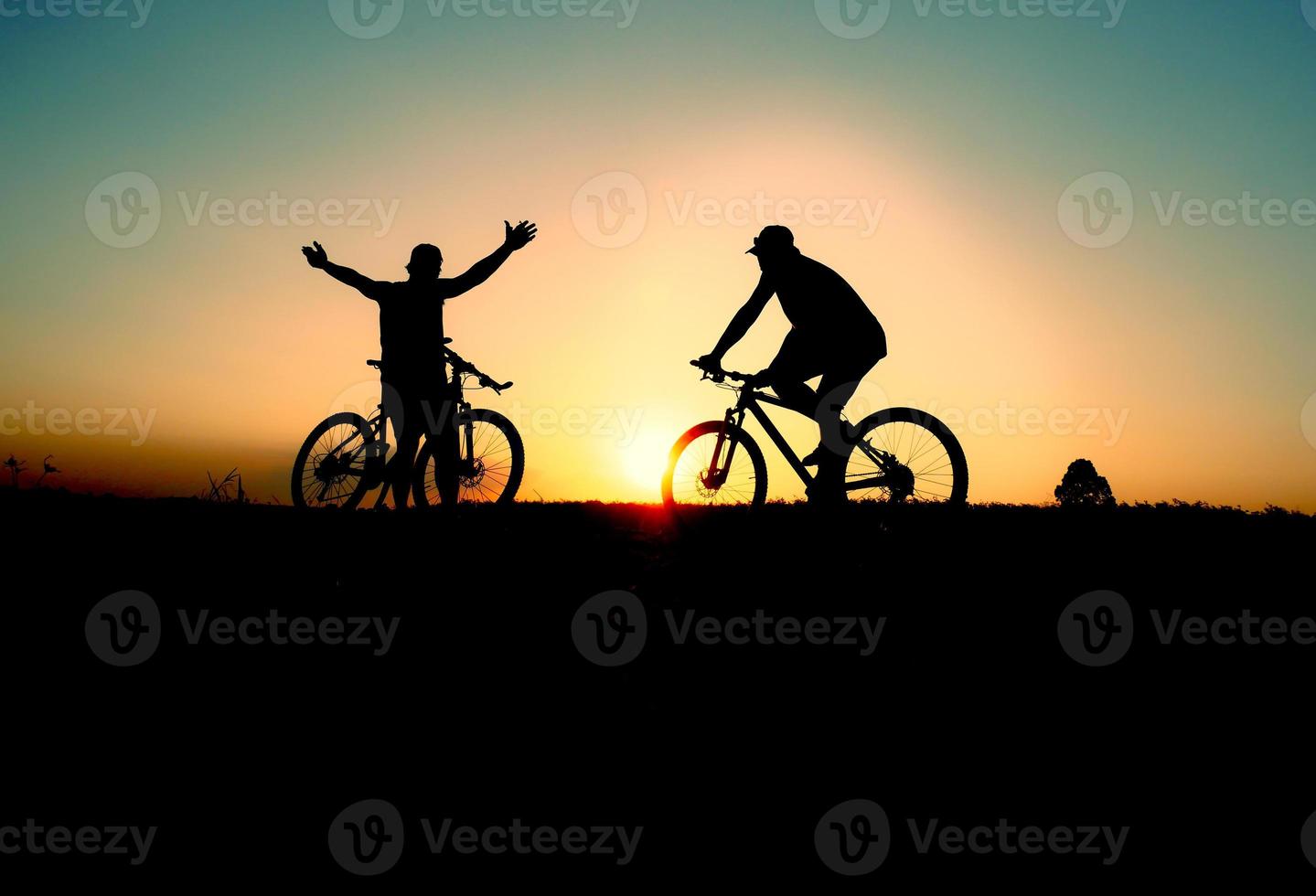 homem andando de aventura de bicicleta de montanha e ideias de viagem foto