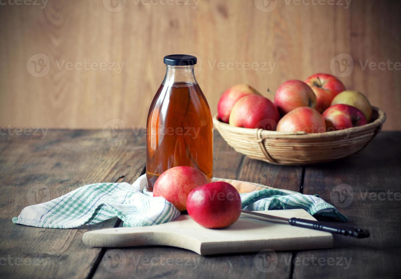 maçãs e suco de maçã. foto