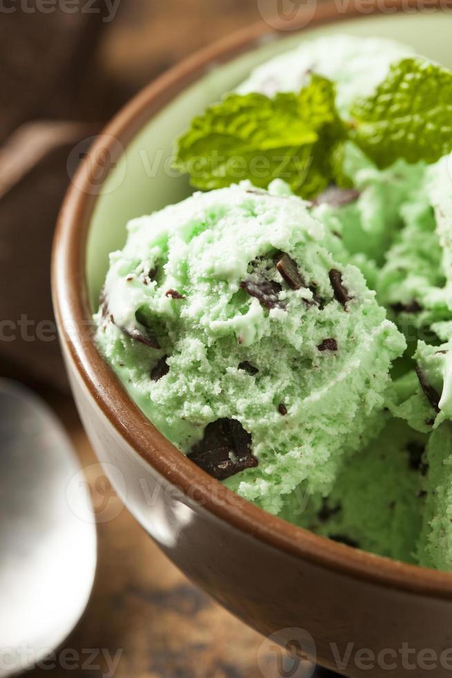 sorvete de menta verde orgânico com gotas de chocolate foto