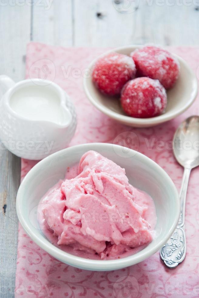 iogurte de morango congelado foto