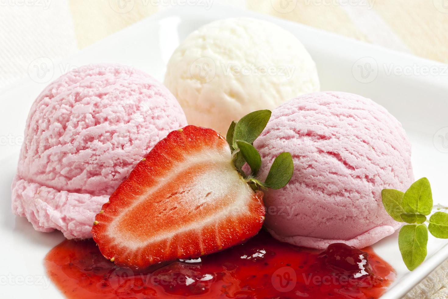 sorvete de morango e baunilha foto
