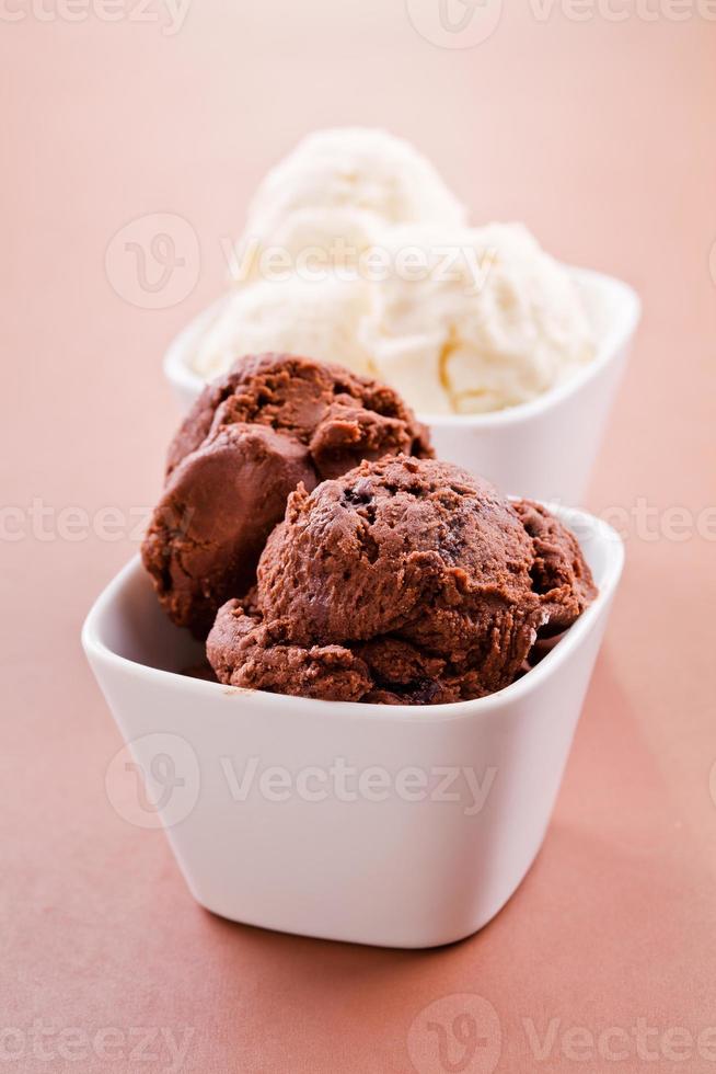 sorvete de chocolate e baunilha foto