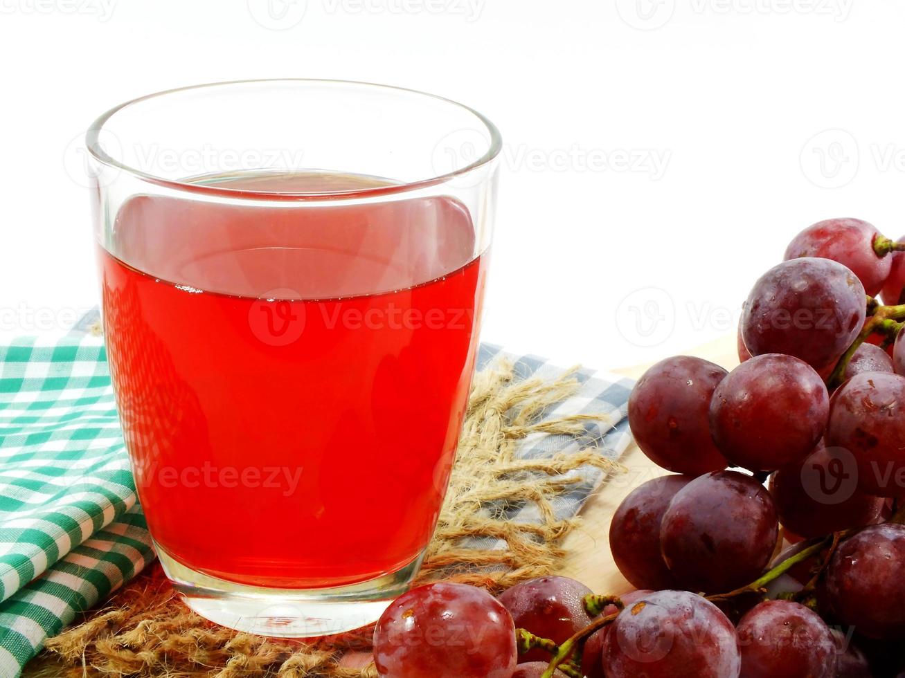 copo de suco de uva vermelha com frutas foto
