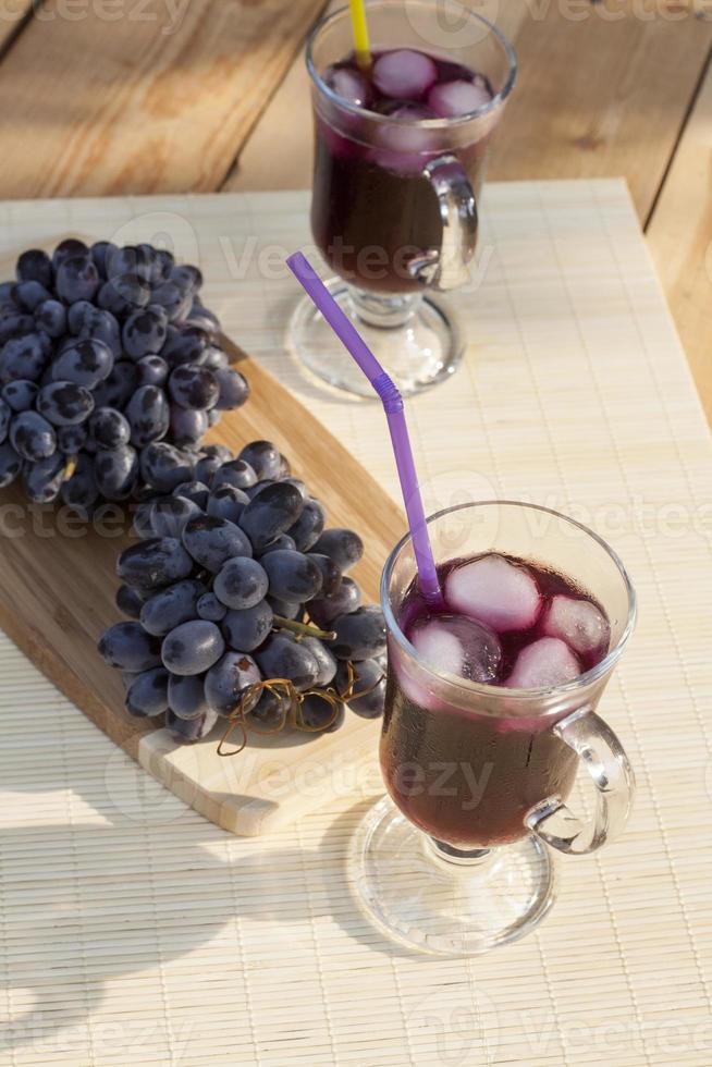 suco de uva e uvas azuis frescas foto