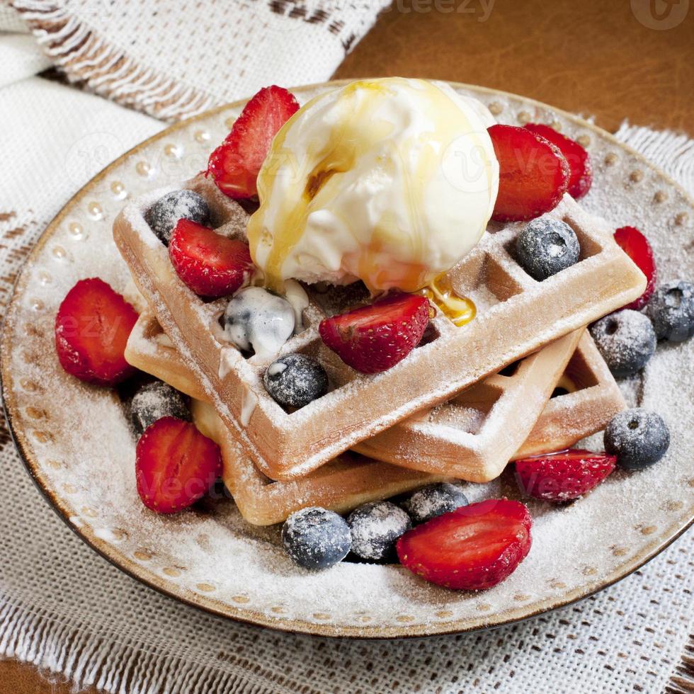 waffles frescos com sorvete e berrie foto