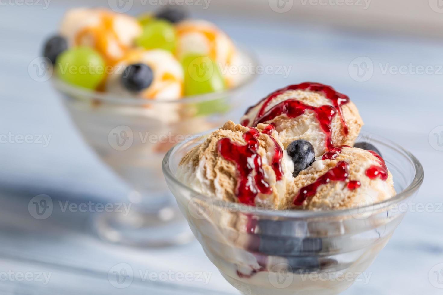 taças com sorvetes e frutas frescas foto