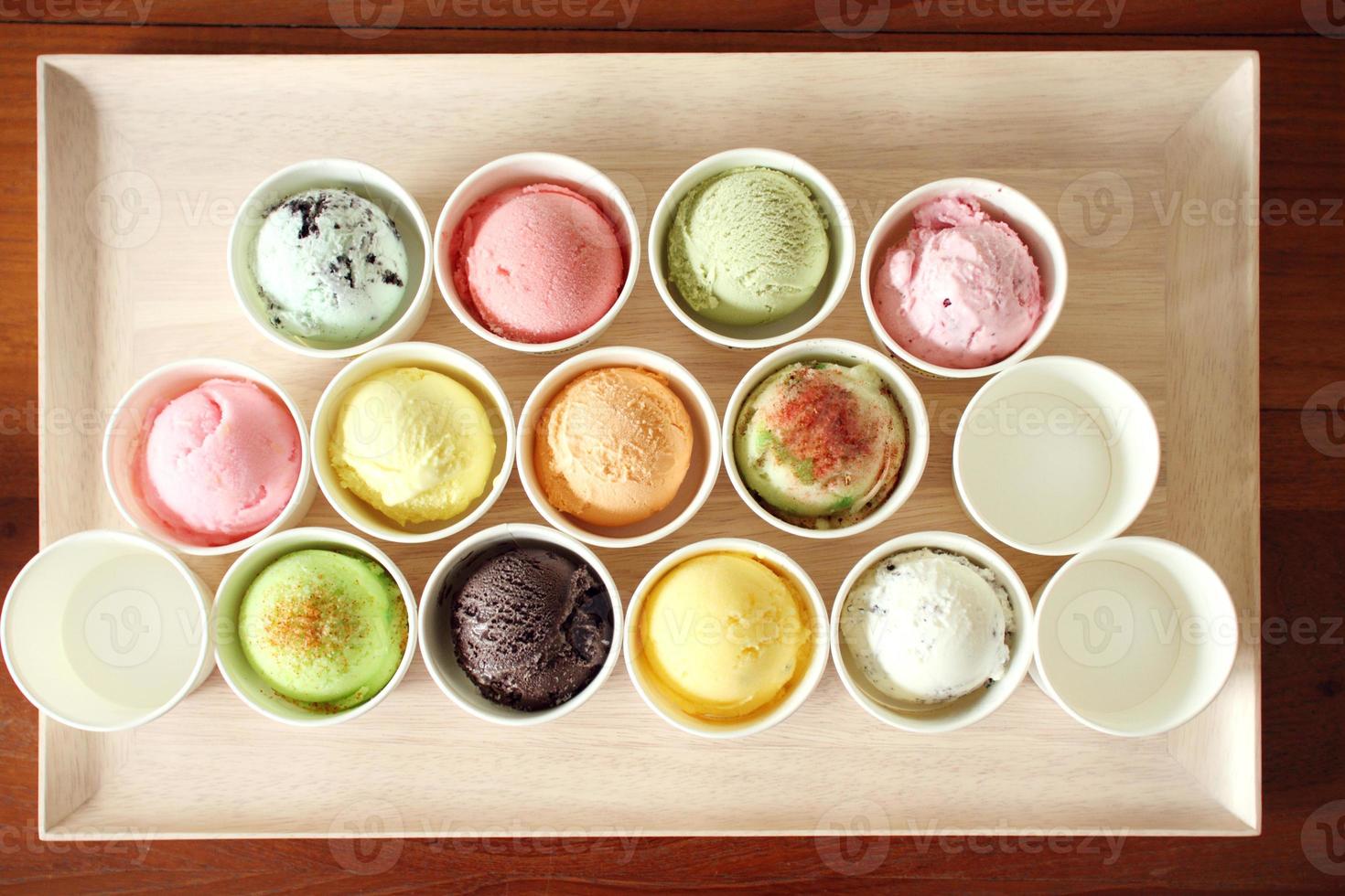 colher de sorvete doce e colorido na placa de madeira foto
