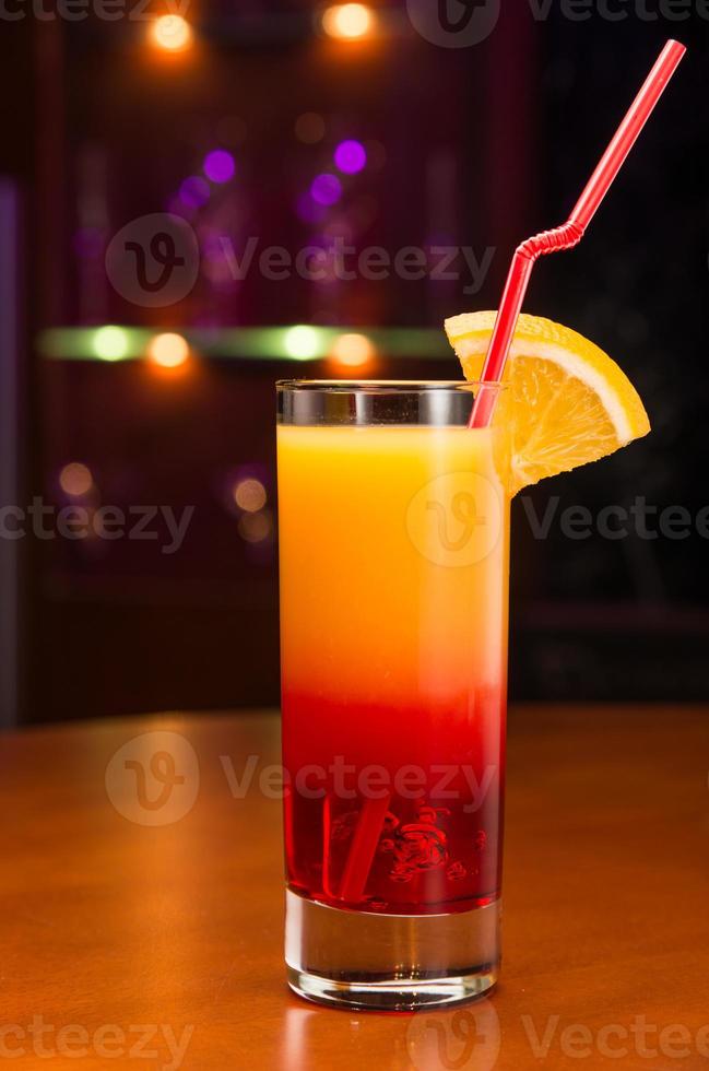 cocktail exótico no bar foto