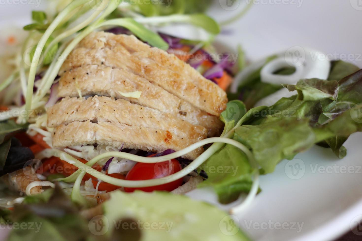 close-up de receita de salada de frango. foto