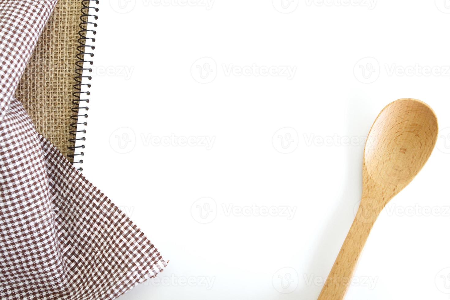 livro de receitas branco em branco na mesa da cozinha foto