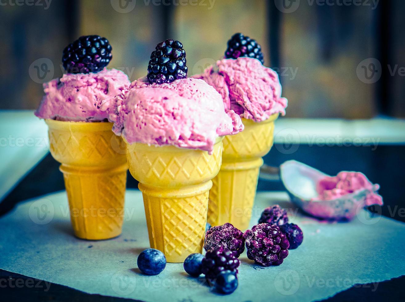 sorvete em cones com frutas no fundo de madeira rústica foto