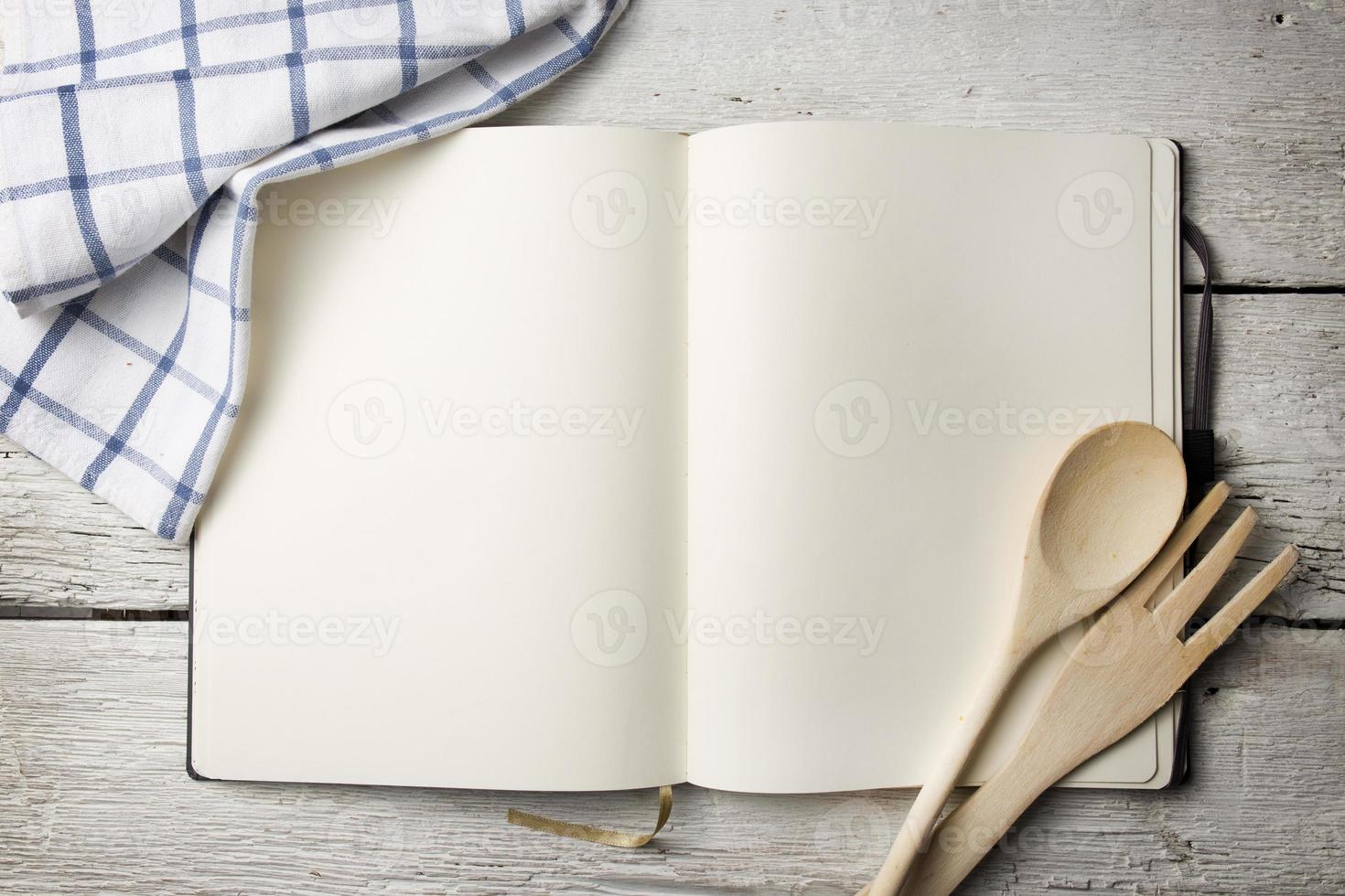 livro de receitas em branco na mesa de madeira foto