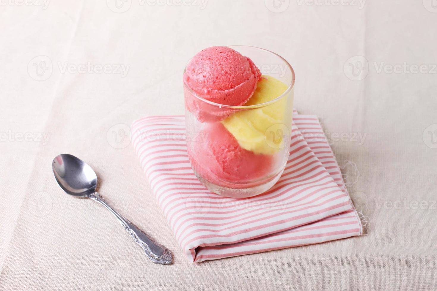 sorvete de morango e maracujá foto