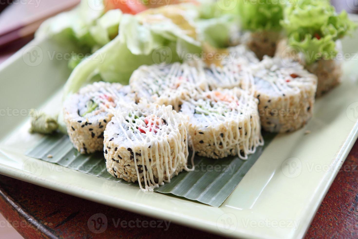 sushi de salmão maki foto