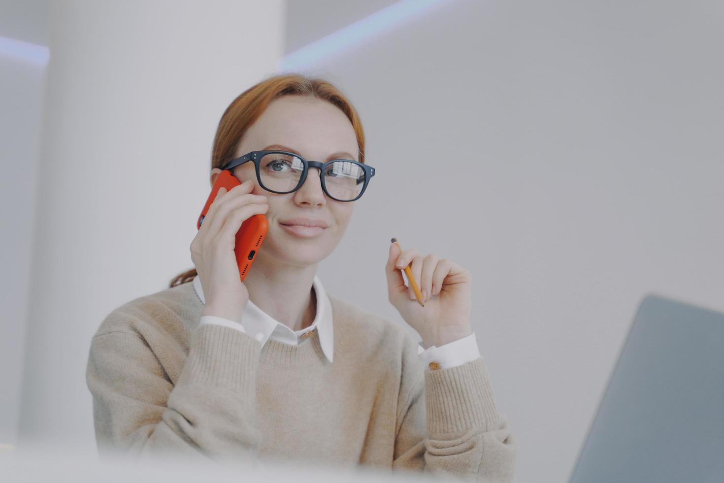 administrador de recepção no trabalho. secretária está conversando com o cliente e marcando a consulta. foto