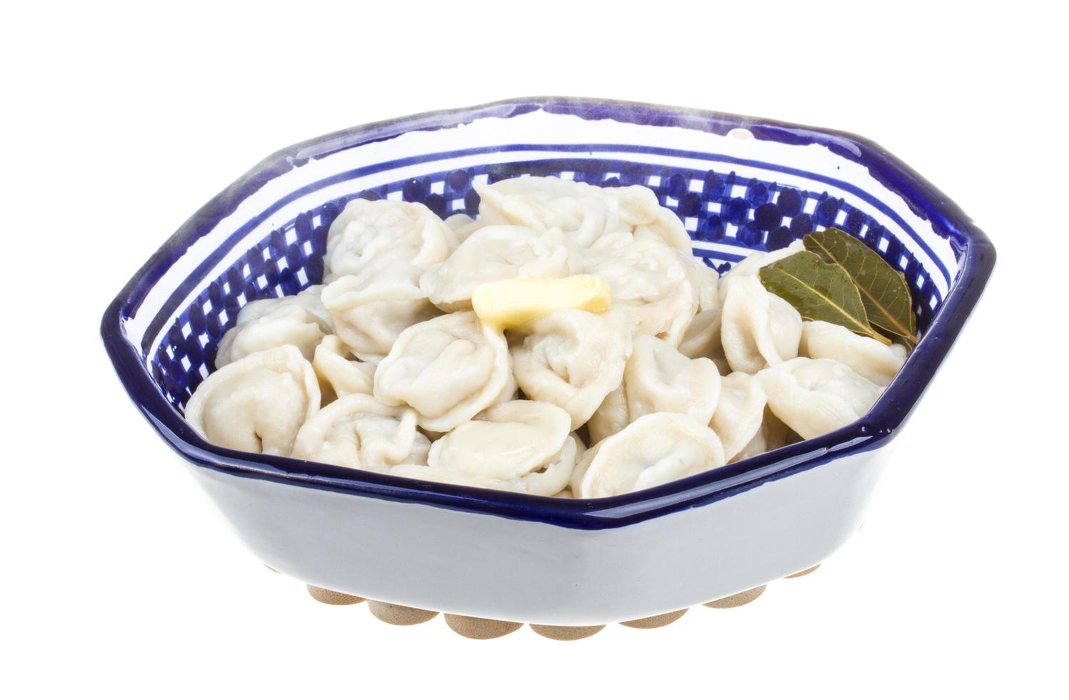 tigela com prato tradicional russo - pelmeni foto