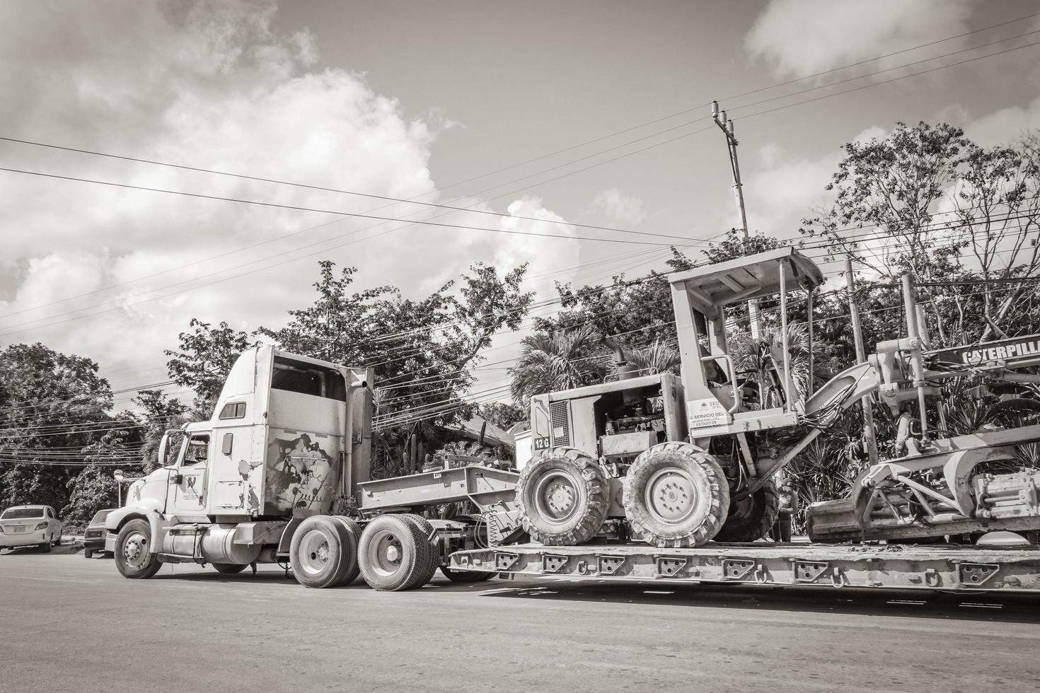 tulum quintana roo méxico 2022 caminhões caminhão basculante e outros veículos industriais em tulum méxico. foto