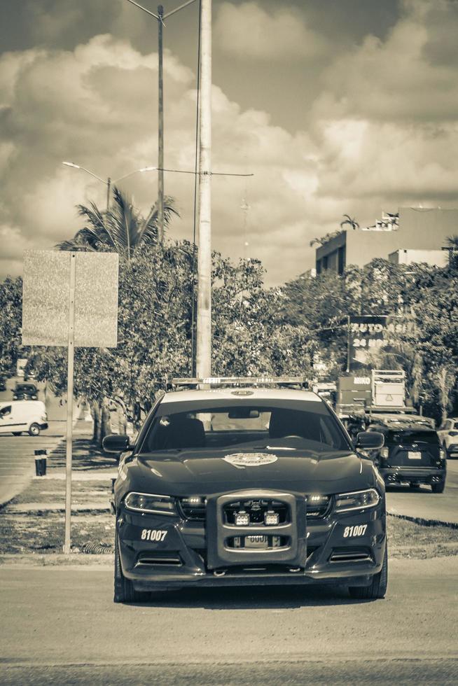 playa del carmen quintana roo méxico 2022 carro de polícia estacionado em tropical playa del carmen méxico. foto