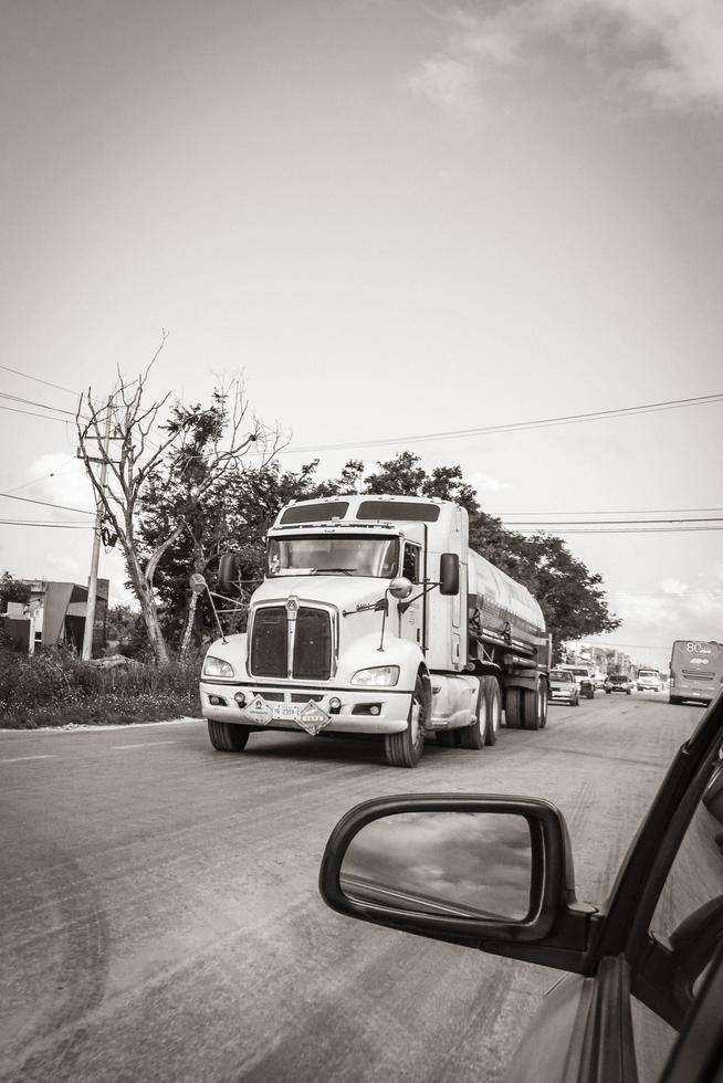 tulum quintana roo méxico 2022 caminhões caminhão basculante e outros veículos industriais em tulum méxico. foto