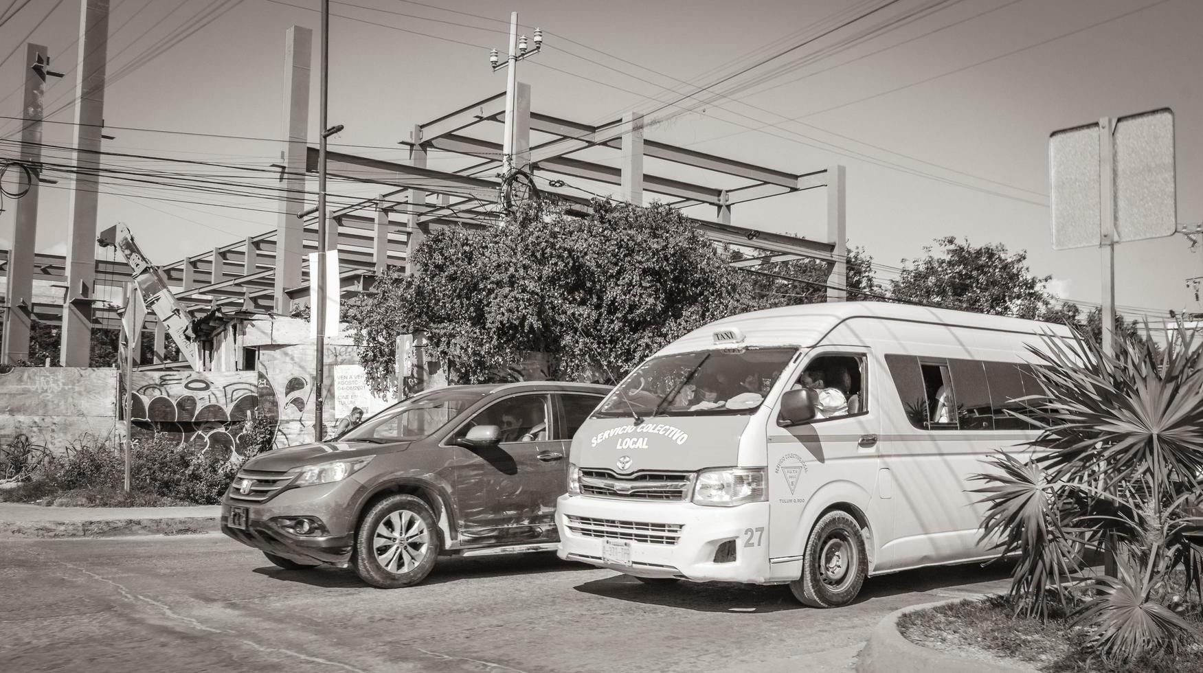 tulum quintana roo méxico 2022 carros de trânsito de rua coloridos típicos palmas de tulum méxico. foto