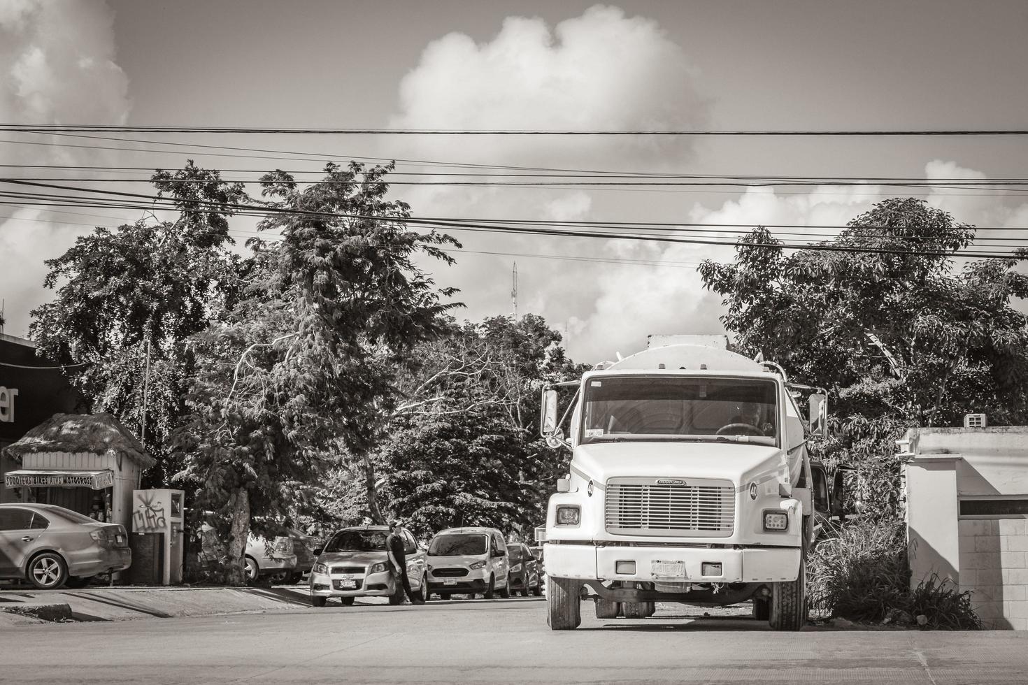 tulum quintana roo méxico 2022 caminhões caminhão basculante e outros veículos industriais em tulum méxico. foto