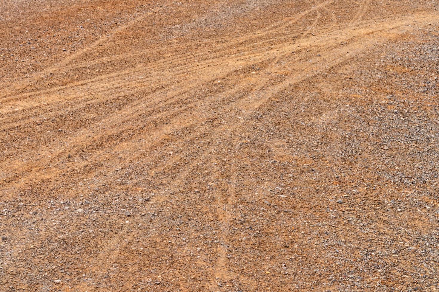 trilhas de sujeira de motocicleta de roda no chão. foto