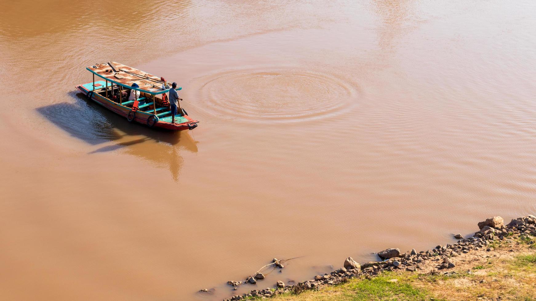 barco e pescador no rio. foto