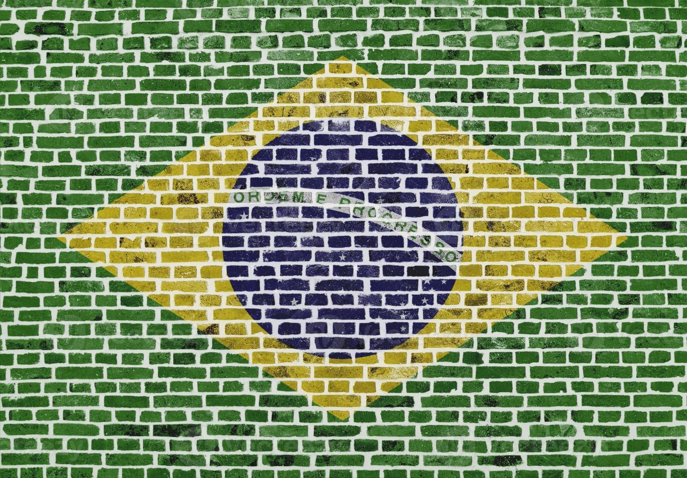 bandeira do brasil pintada em uma parede de tijolos foto