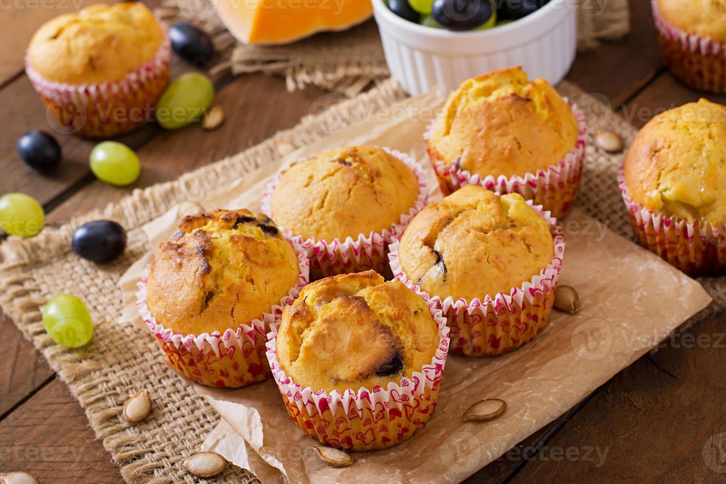 muffins apetitosos e vermelhos com abóbora e uvas foto