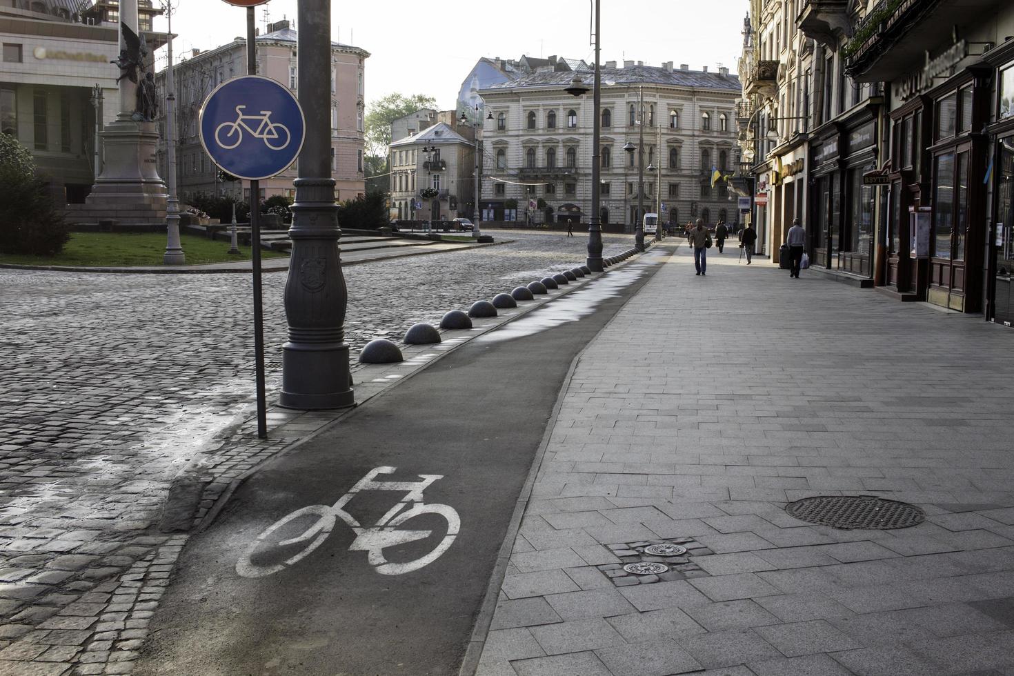 imagem da estrada de bicicleta vazia na cidade velha de europ foto