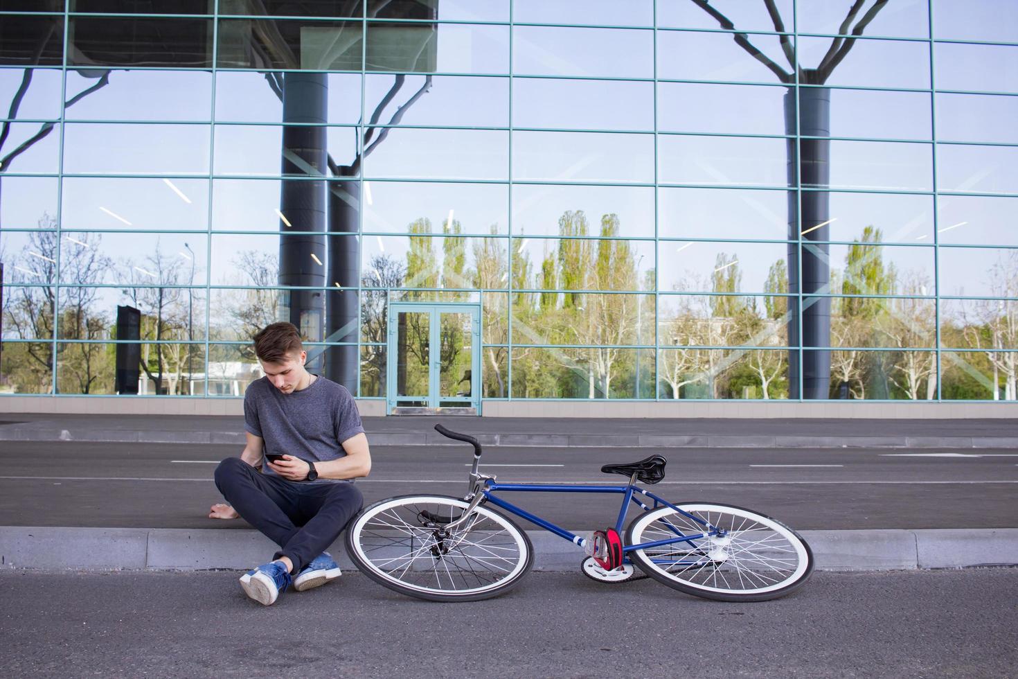 homem ciclista montando bicicleta retrô esporte engrenagem fixa. foto