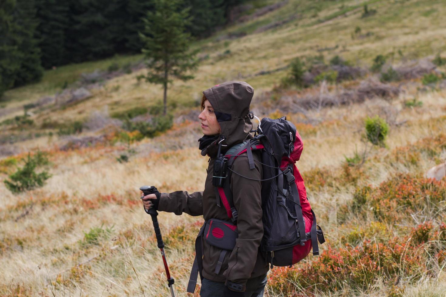 jovem alpinista na floresta de outono foto