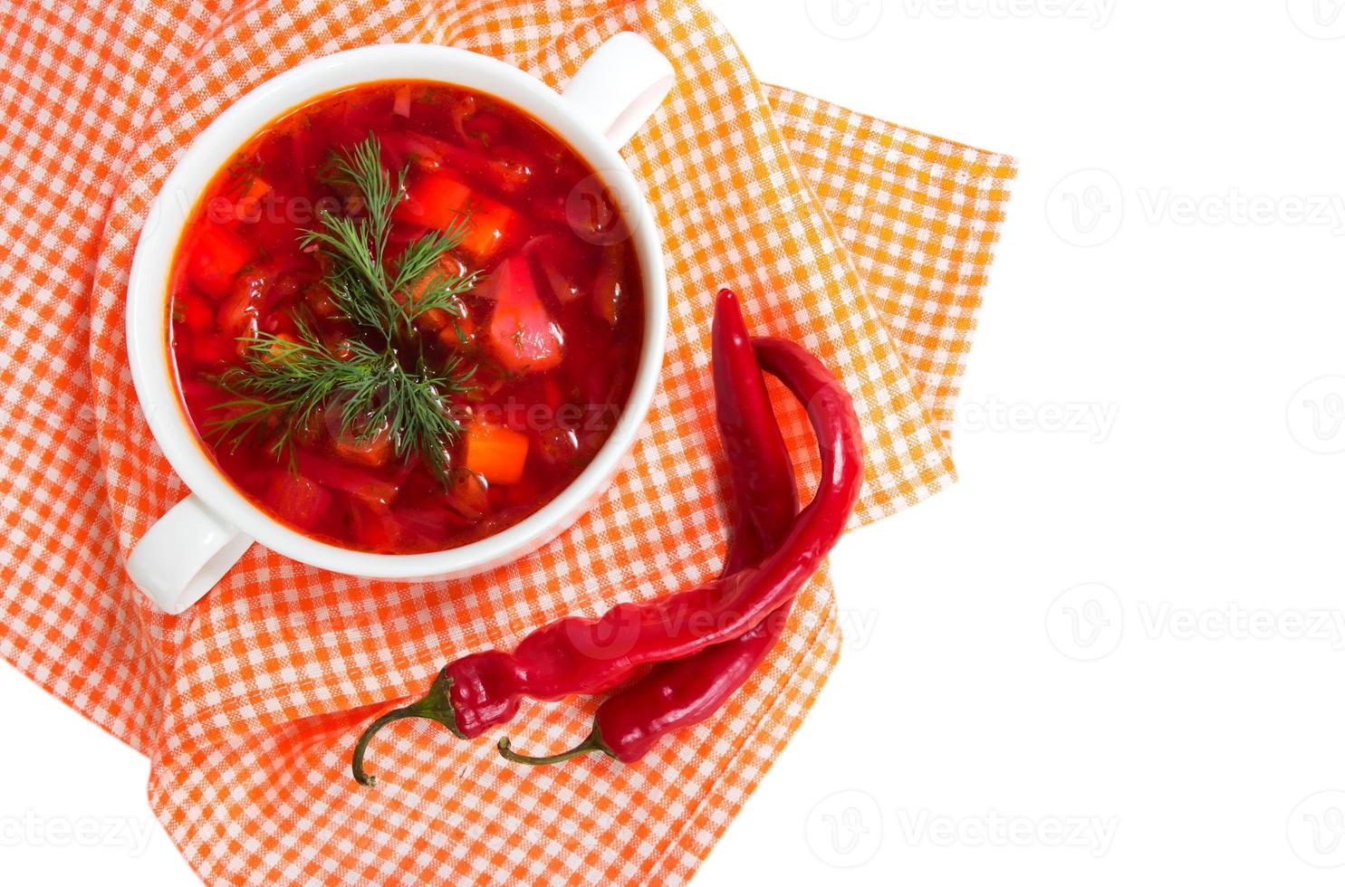sopa de beterraba em chapa branca isolada no branco. sopa de beterraba tradicional vermelha foto