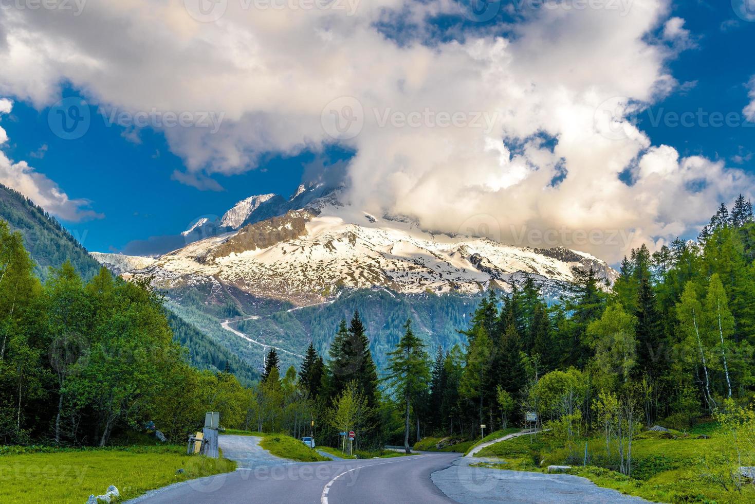 estrada de asfalto entre a floresta de pinheiros nas montanhas, chamonix mont blan foto