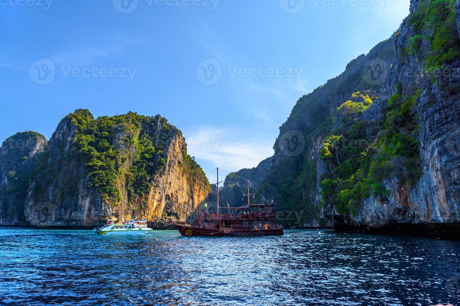 grande navio pirata à vela no pôr do sol, lagoa pileh, phi phi leh isl foto