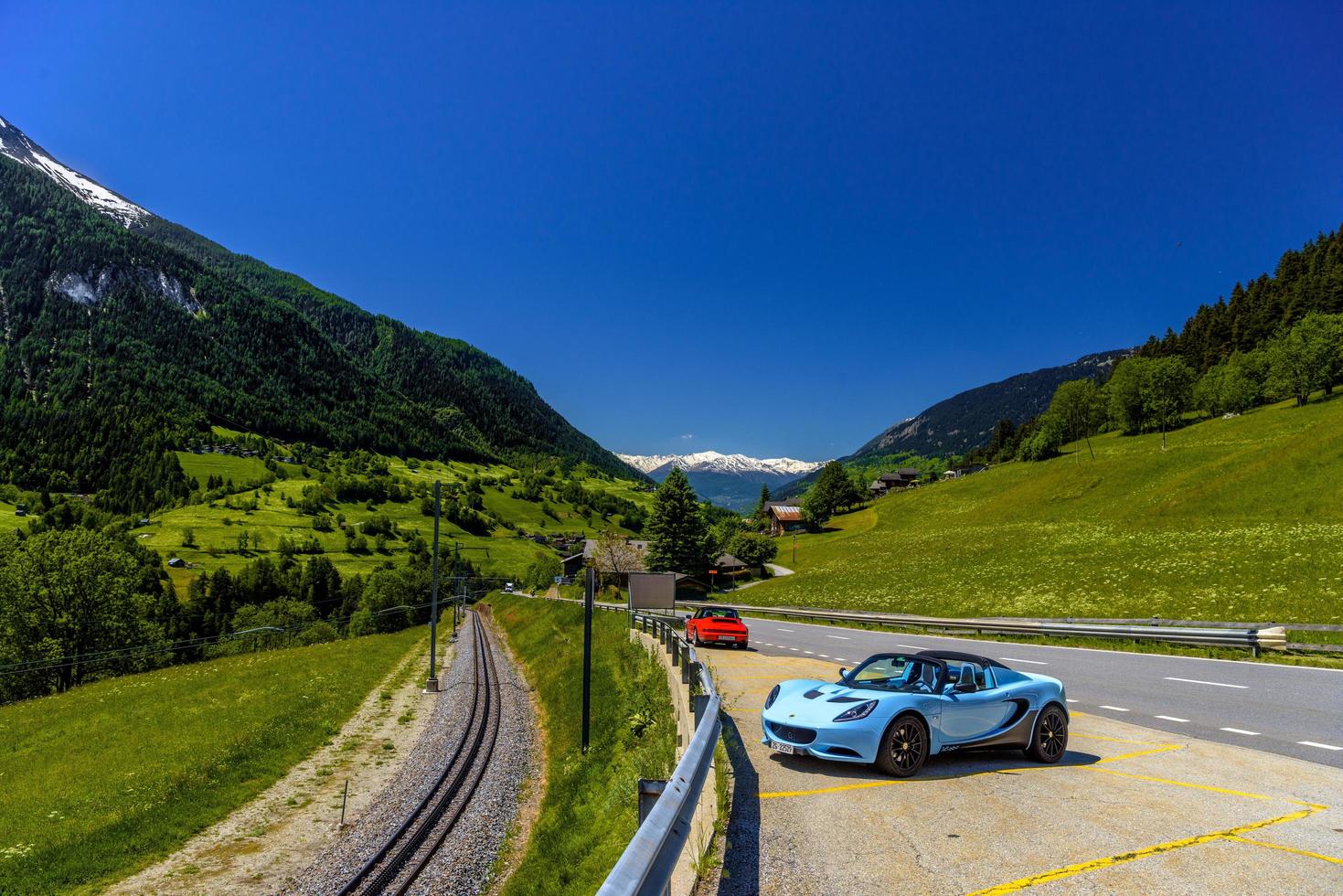 filé, suíça - abril de 2017 lótus azul elise nos alpes suíços, m foto