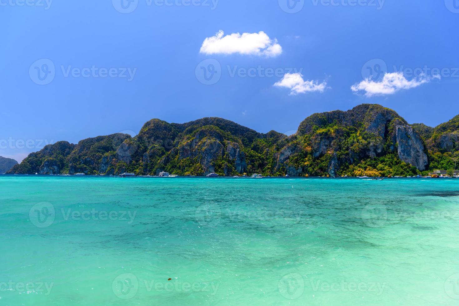 barcos e rochas, ilha phi phi don, mar de andaman, krabi, tailandês foto