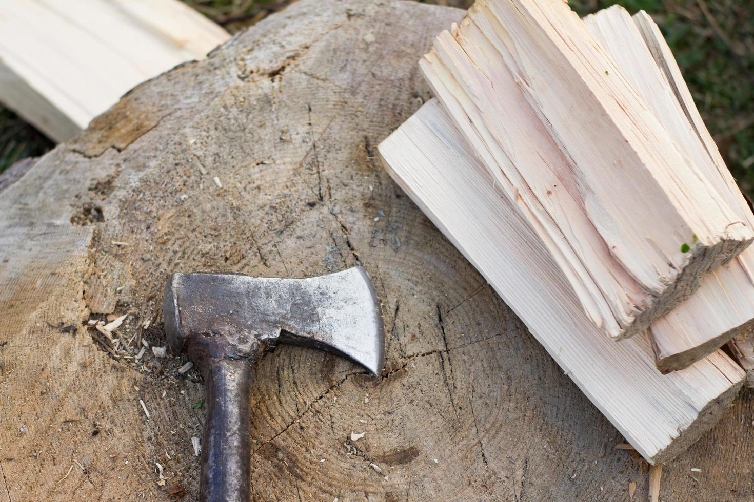 close-up imagem de cortar lenha, foto do país com madeira e machado
