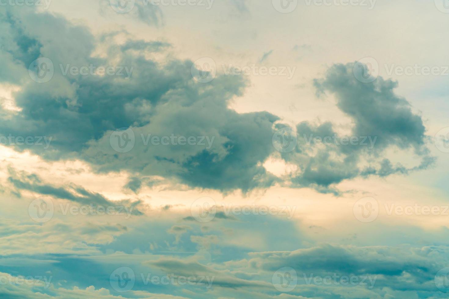 céu azul e nuvens brancas de manhã com luz do nascer do sol. bela paisagem de nuvens pela manhã. dia feliz. céu do céu com luz solar dourada. beleza na natureza. fundo pacífico e tranquilo. foto