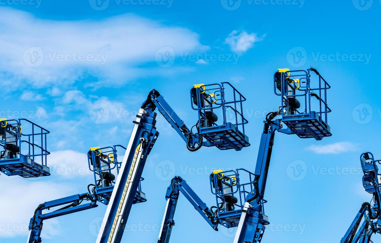 elevação de lança articulada. plataforma de elevação aérea. elevador de lança telescópica contra o céu azul. guindaste de construção móvel para aluguel e venda. manutenção e reparo serviço de elevador de lança hidráulica. concessionária de guindastes. foto