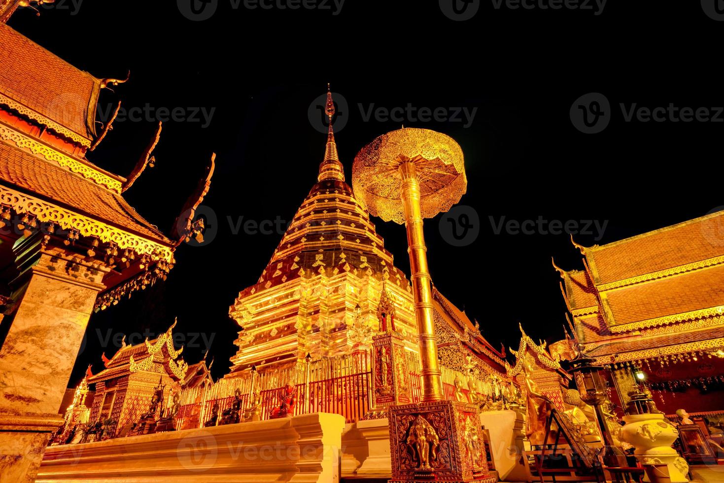 wat phra que doi suthep. templo budista em chiang mai, tailândia. destinos de viagens turísticas no norte da tailândia. wat phra que doi suthep é um marco em chiang mai. templo dourado na noite. foto